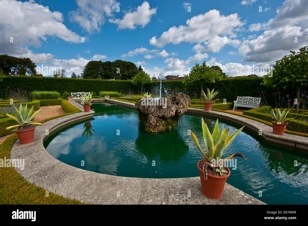 Wasser-Garten-Pool-Garten Stockfoto