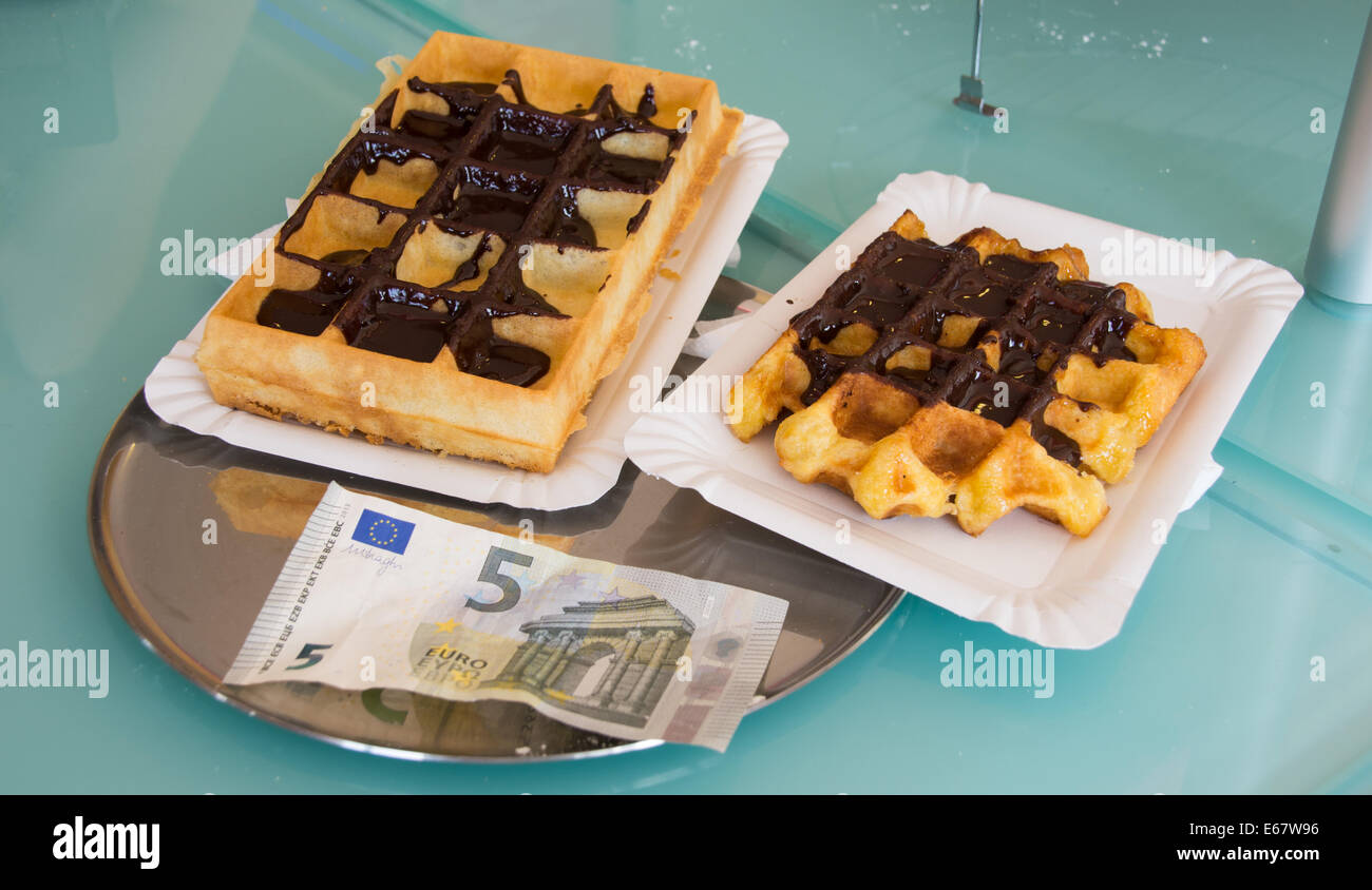 Süße und herzhafte belgische Waffeln mit Schokolade serviert in der Ice Corner entlang der Albert Promenade, Ostende / Oostende. Belgien. Stockfoto