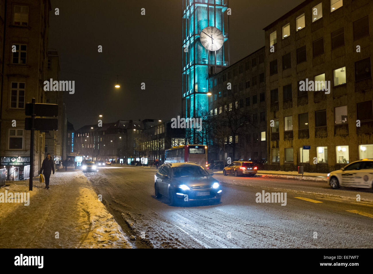 Straße bedeckt mit Schnee vor dem Rathaus und dem Uhrturm im Zentrum von Århus, Dänemark, Skandinavien, Europa Stockfoto
