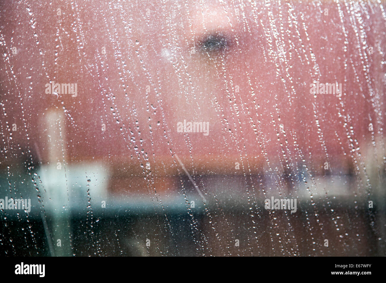 Regentropfen auf der Fensterscheibe Stockfoto