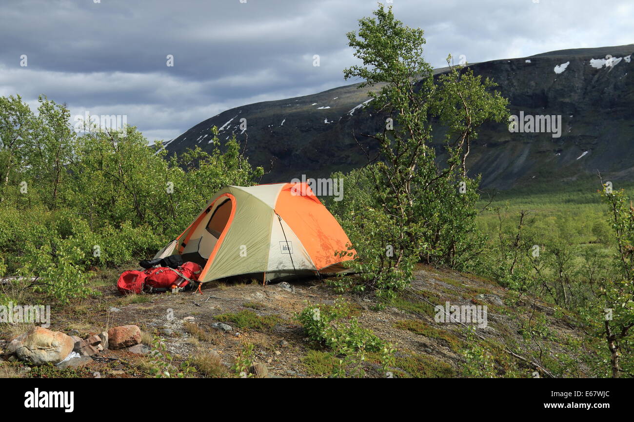 Zelt und Campingausrüstung auf dem kungsleden in Schweden. Stockfoto