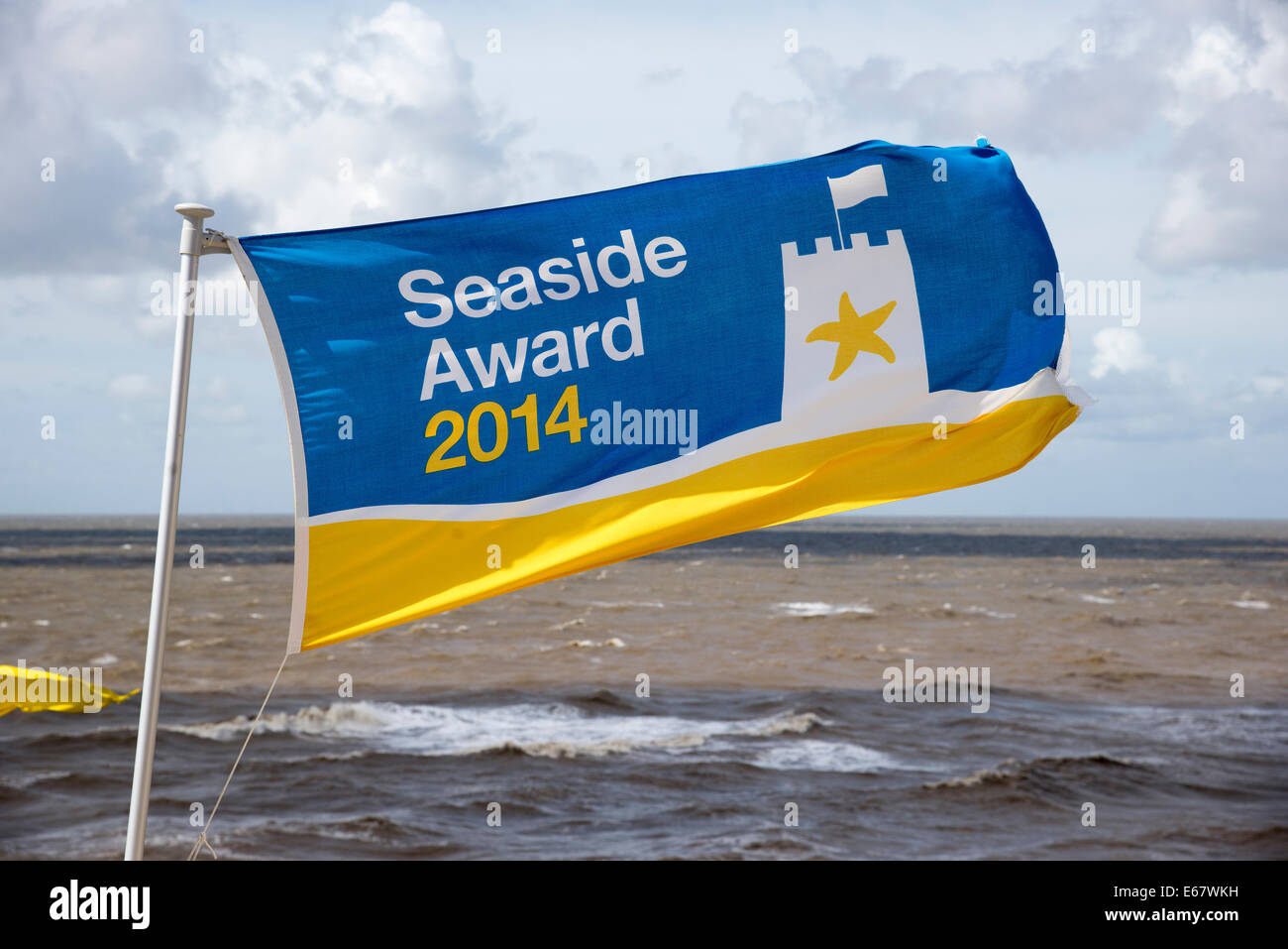 Seaside Award Flagge über Küste bei Blackpool Lancashire England UK einen regen Wind weht über das Meer im Sommer Stockfoto