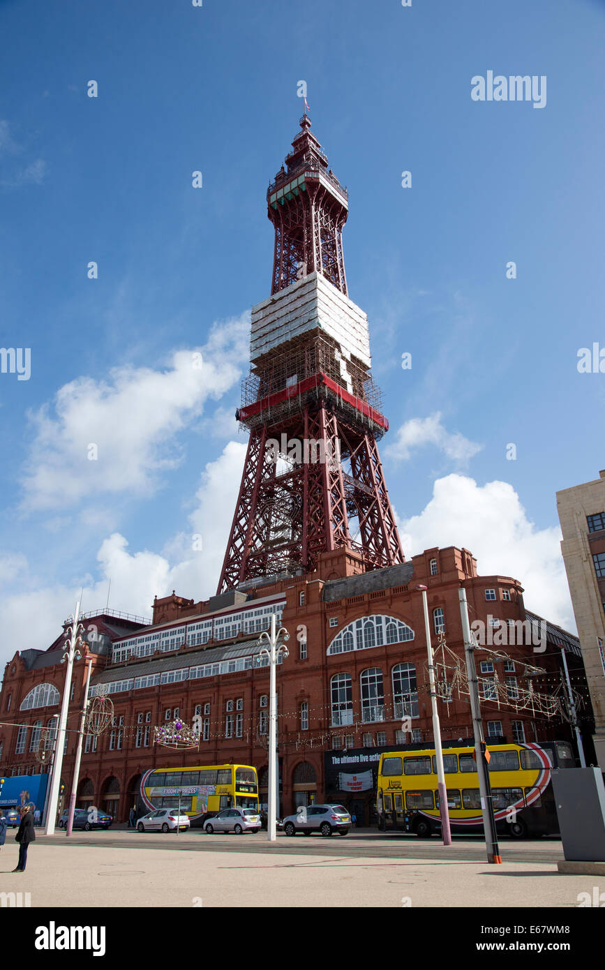 Strand von Blackpool Lancashire England UK und der berühmten Blackpool Tower Stockfoto