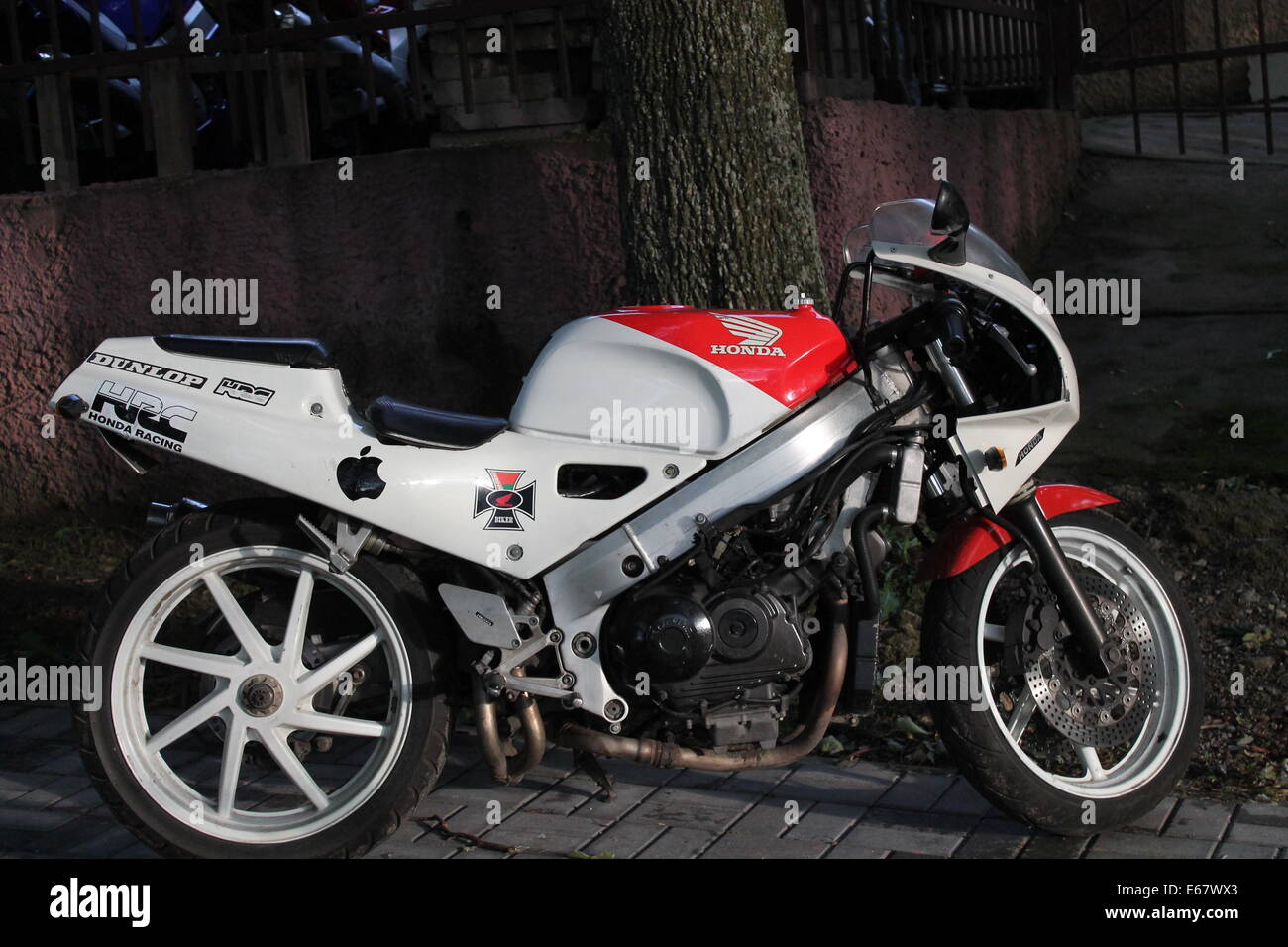weiße Farbe Geschwindigkeit Motorrad bleiben auf der Stadtstraße Stockfoto