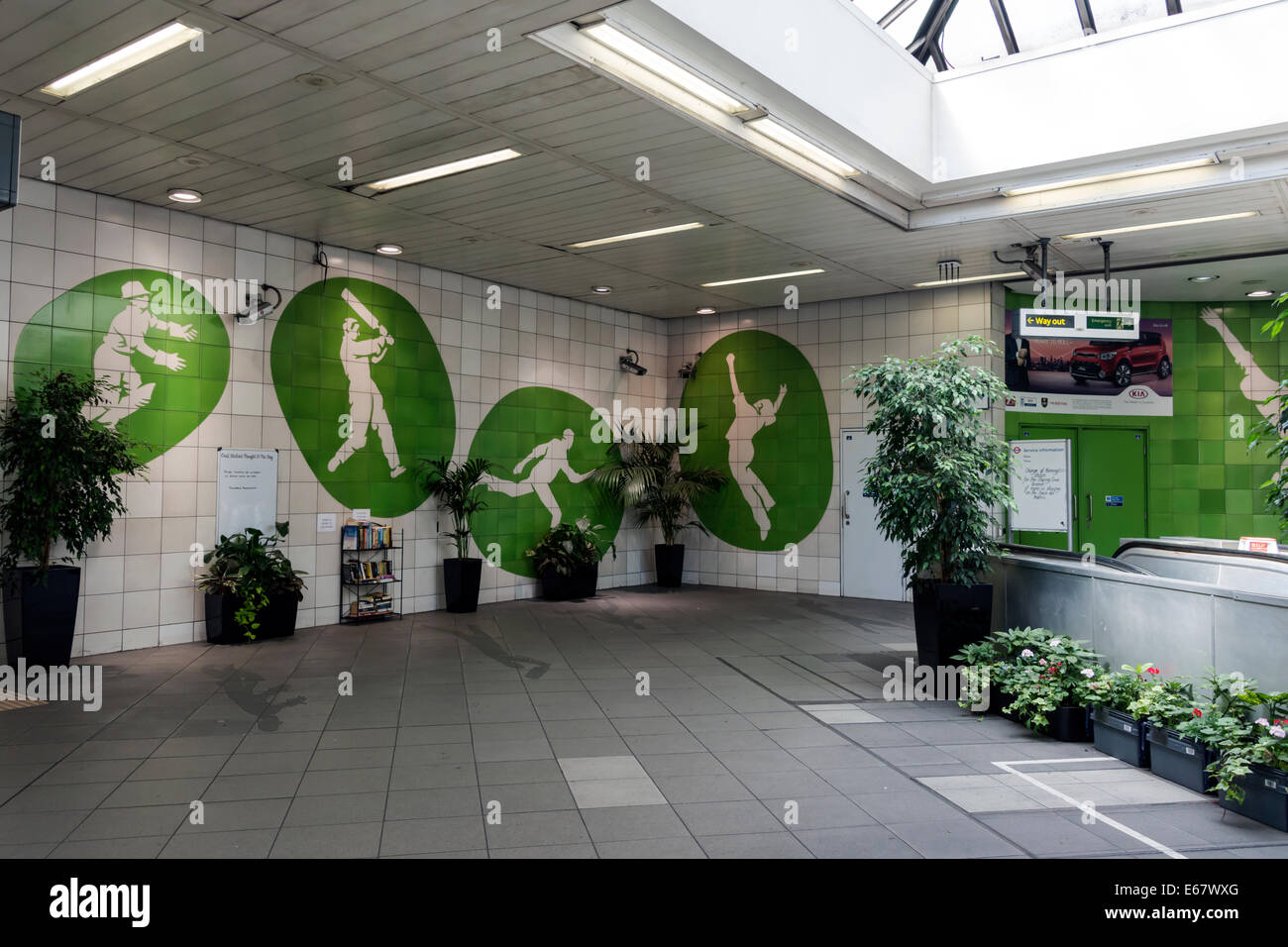 Eingangshalle des ovalen U-Bahn-Station, London, UK Stockfoto