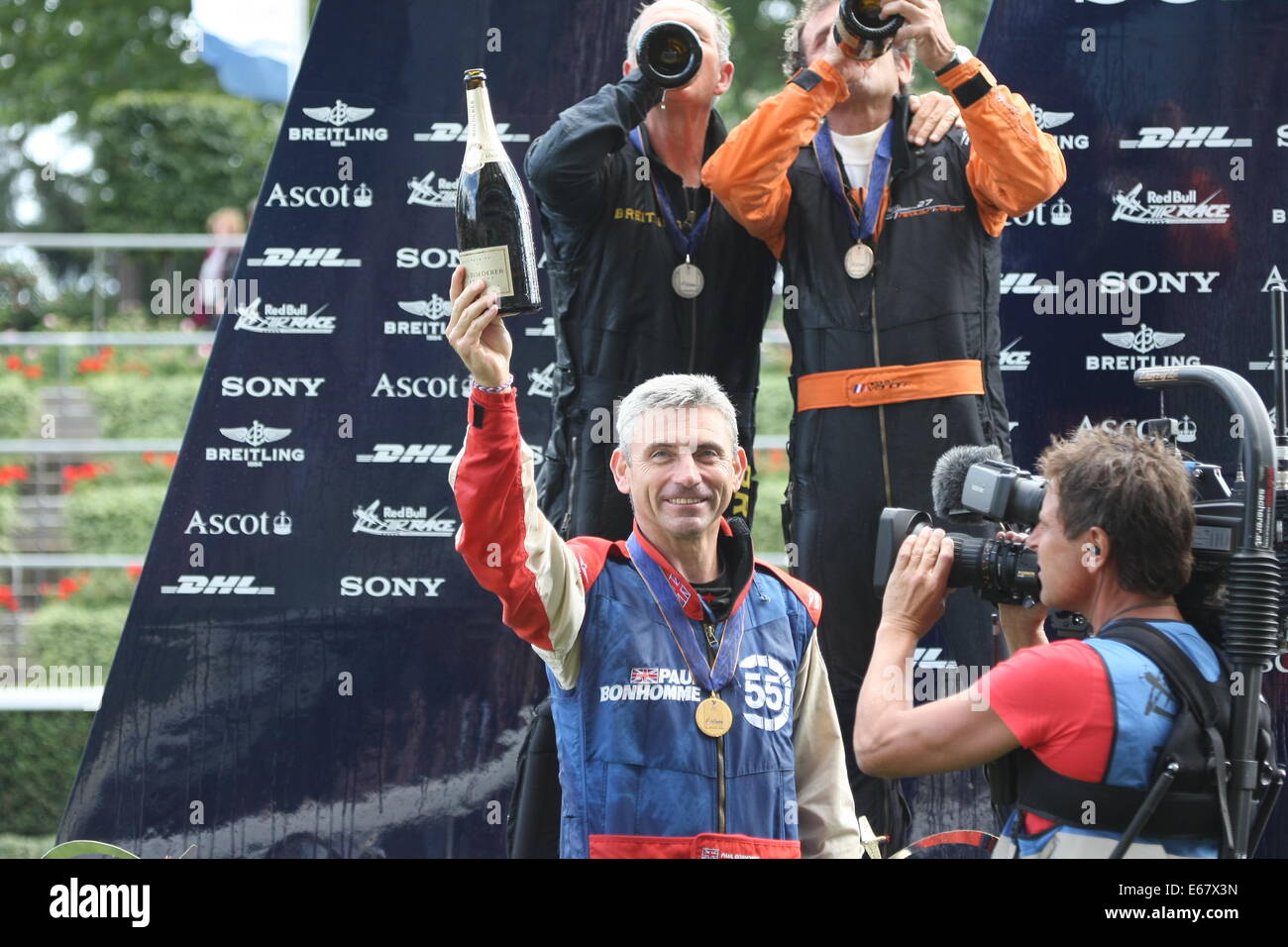 Paul Bonhomme UK feiert mit Nigel Lamb UK und Nicolas Ivanoff, nach dem Gewinn der RED BULL AIR RACE 2014 am legendären ASCOT RACECOURSE in Berkshire, England. Stockfoto