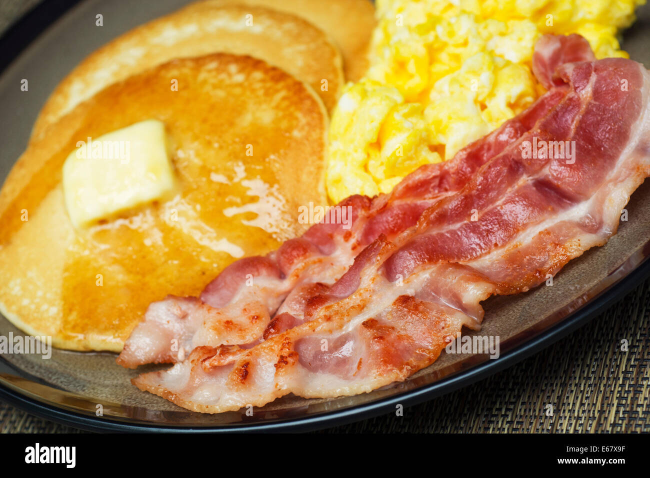 Eiern, Pfannkuchen Speck und Rührei-Frühstück Stockfoto