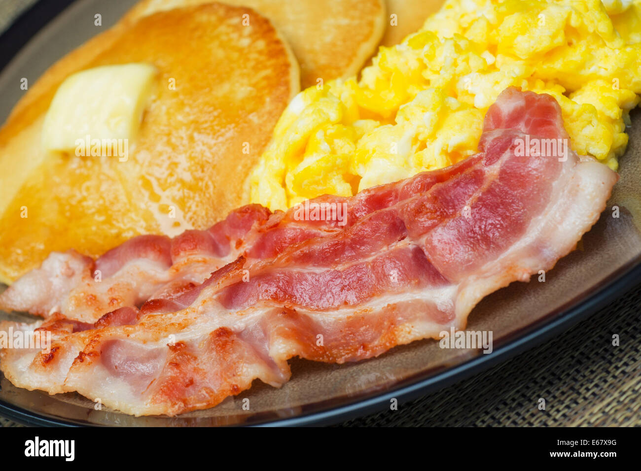 Eier und Speck, Rührei und Pfannkuchen Pfannkuchen Frühstück Stockfoto
