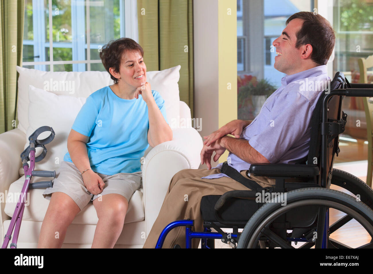 Paar mit zerebraler Lähmung sprechen in ihrer Heimat Stockfoto