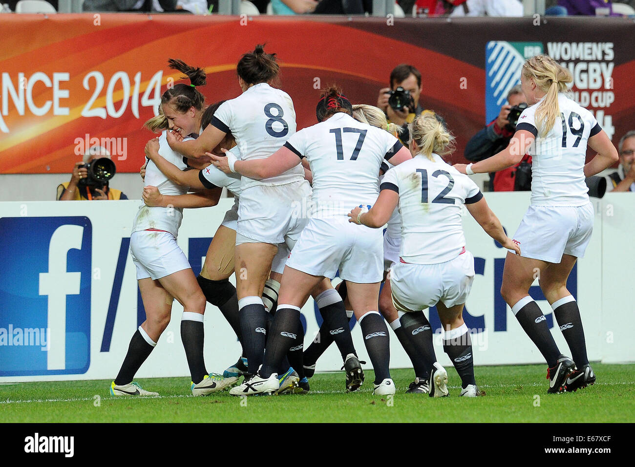 Paris, Frankreich. 17. August 2014. Womens Rugby-Weltmeisterschaft. England gegen Kanada. Emily Scarratt (England) JOIE Credit: Aktion Plus Sport/Alamy Live-Nachrichten Stockfoto