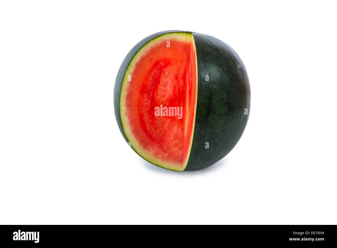 Eine Wassermelone mit eine Scheibe fehlt isoliert auf weißem Hintergrund Stockfoto