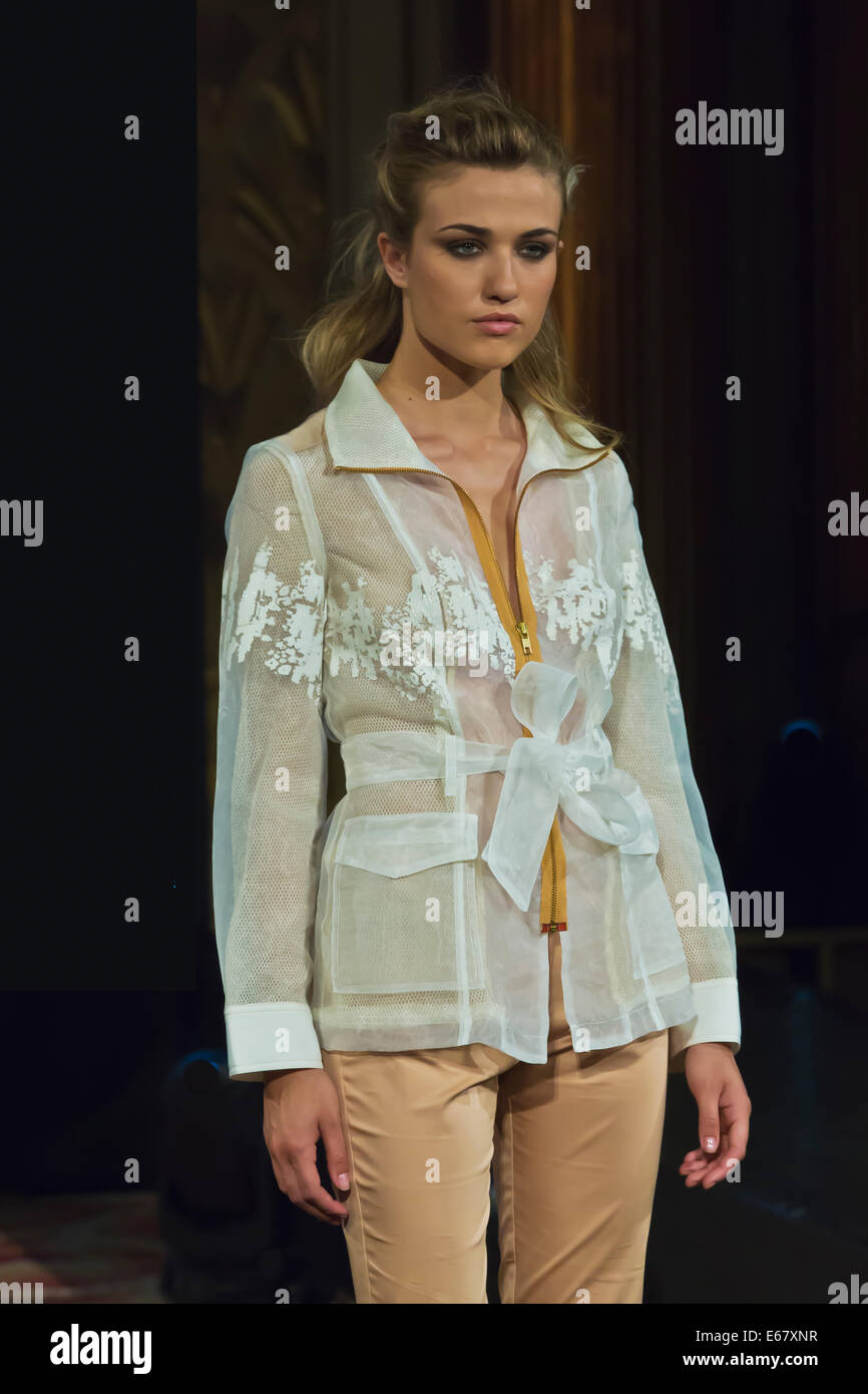 Erste Ausgabe von ModeMC, La Mode de Monte-Carlo, Fashion Show in Monaco - Montecarlo, Sammlung 2014/2015 von Leslie Montecarlo Stockfoto