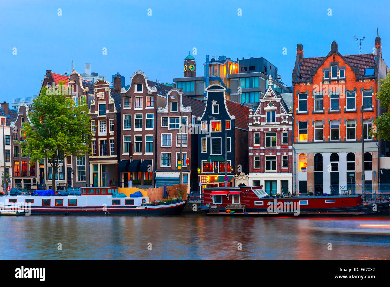 Nacht-Stadtansicht von Amsterdam Canal, typisch holländischen Häuser und Boote, Holland, Niederlande. Stockfoto