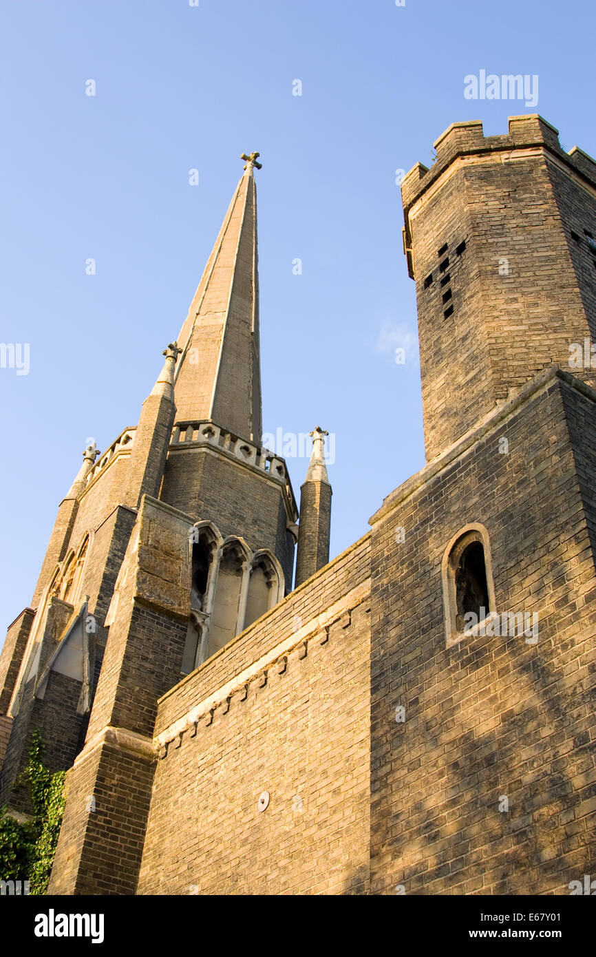 stillgelegte Kirche auf dem Friedhof. Stockfoto