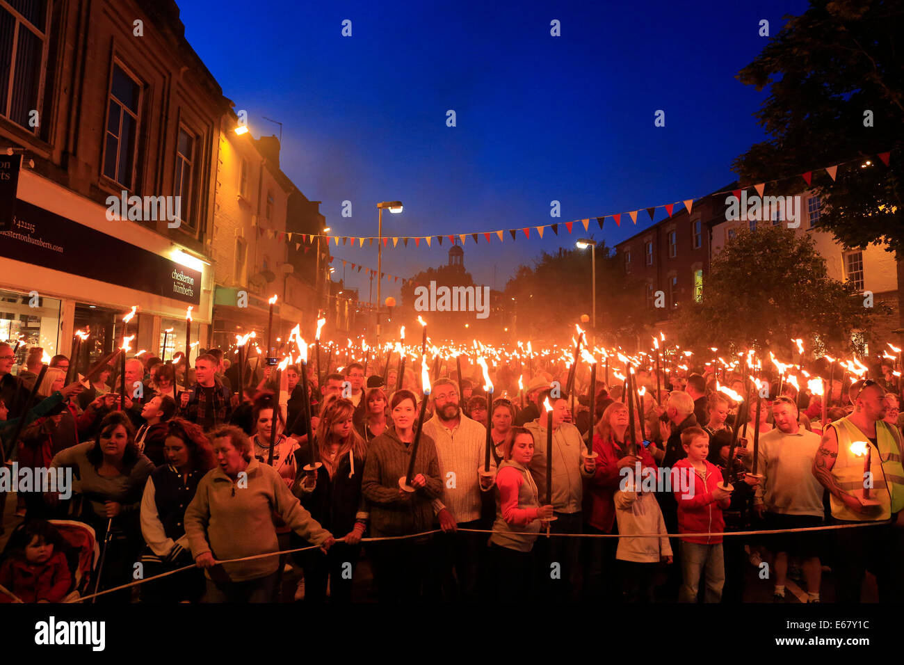 Bridport Torchlight Procession Bridport, Dorset, UK. 17. August 2014. Eine geschätzte 1.500 lodernde Fackeln wurden von Familien aus Bridports Bucky Doo Square West Bay East Cliff durchgeführt wo Musik, Feuerwerk und einem riesigen Lagerfeuer half das Ende von Bridports Karnevalswoche feiern. Bildnachweis: Tom Corban/Alamy Live-Nachrichten Stockfoto