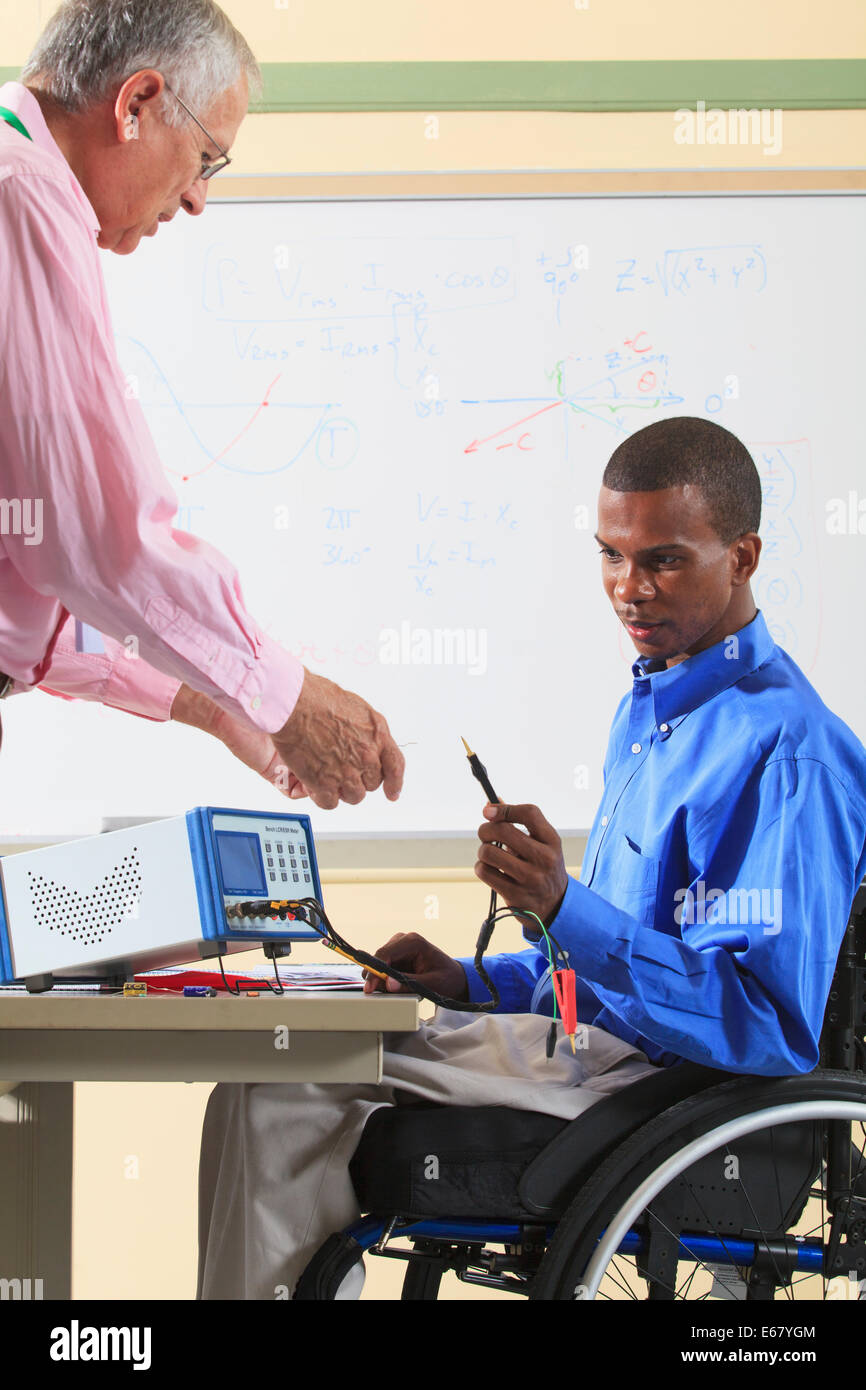 Elektronik-Professor LCR Impedanz Messgerät, Student im Rollstuhl vom Rückenmark Meningitis zu beweisen Stockfoto