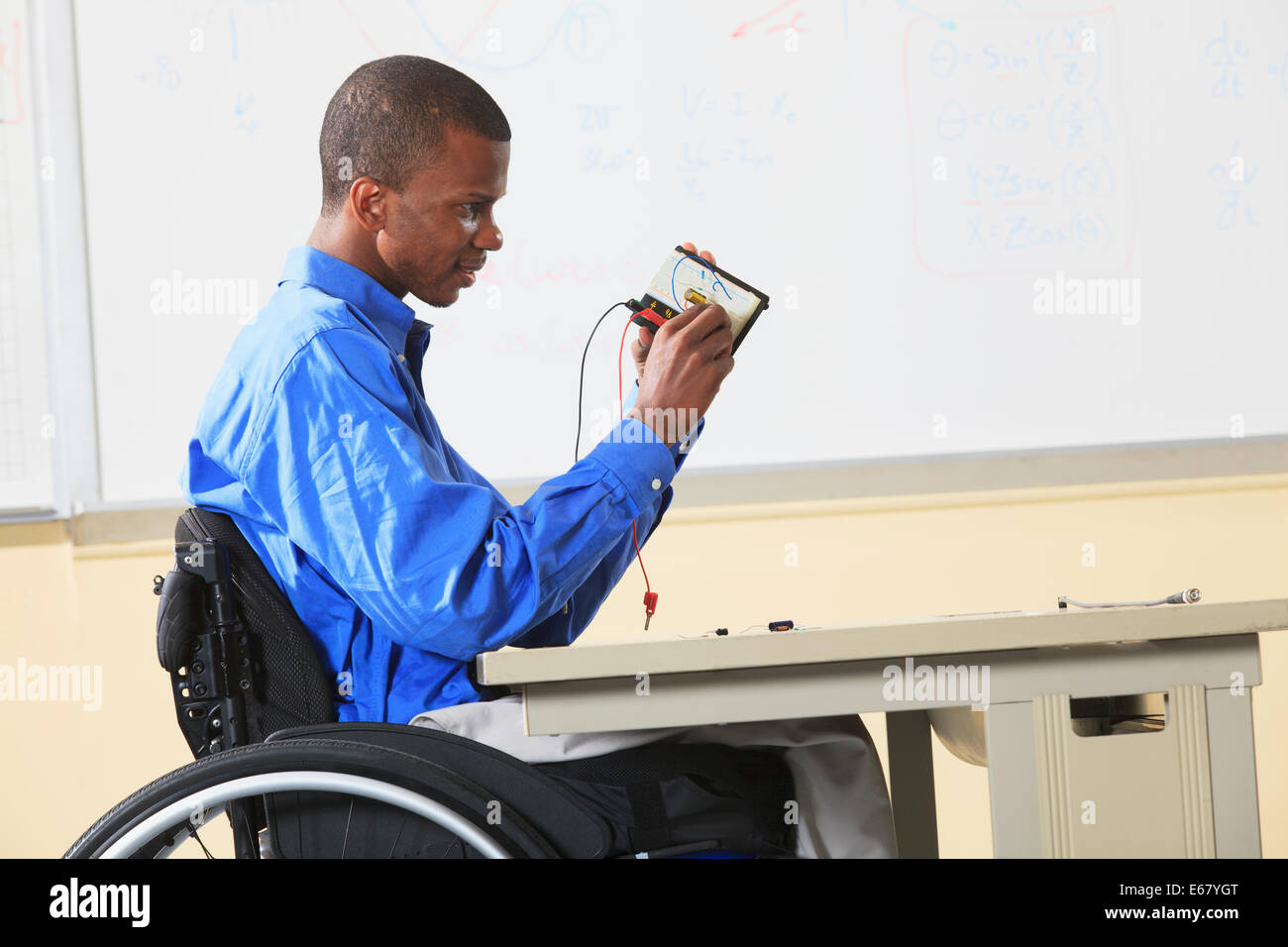 Ingenieur-Student im Rollstuhl vom Rückenmark Meningitis Platzierung Komponenten im Prototyping Steckbrett Stockfoto