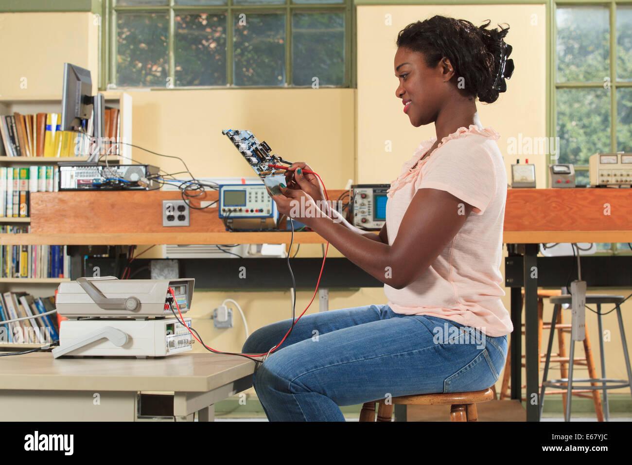 Technik-Student, Messung auf Mikrocontroller Board in einem Elektronik-Klassenzimmer Stockfoto