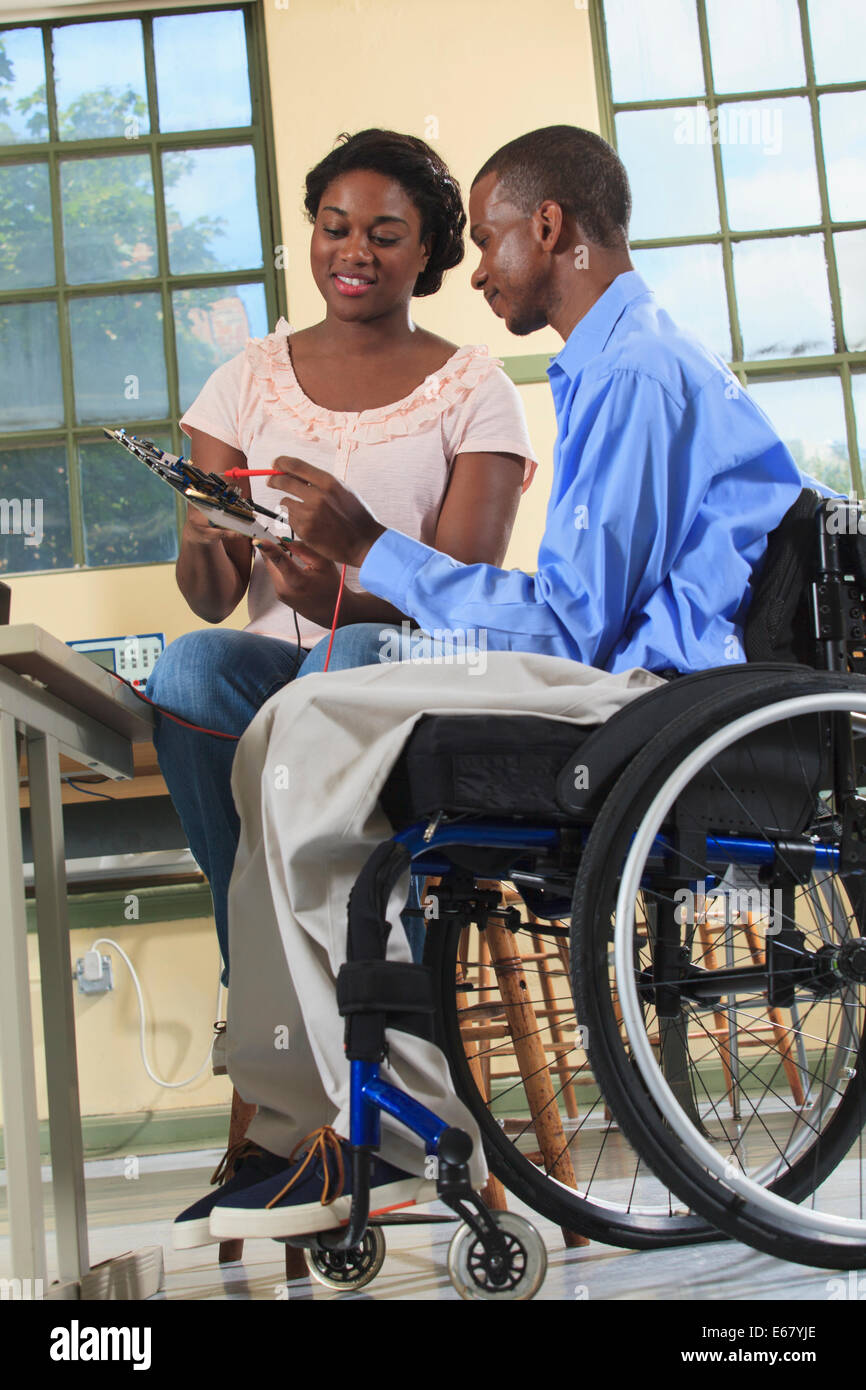 Studenten der Ingenieurwissenschaften, Messung auf Mikrocontroller Board in einem Elektronik-Klassenzimmer Stockfoto