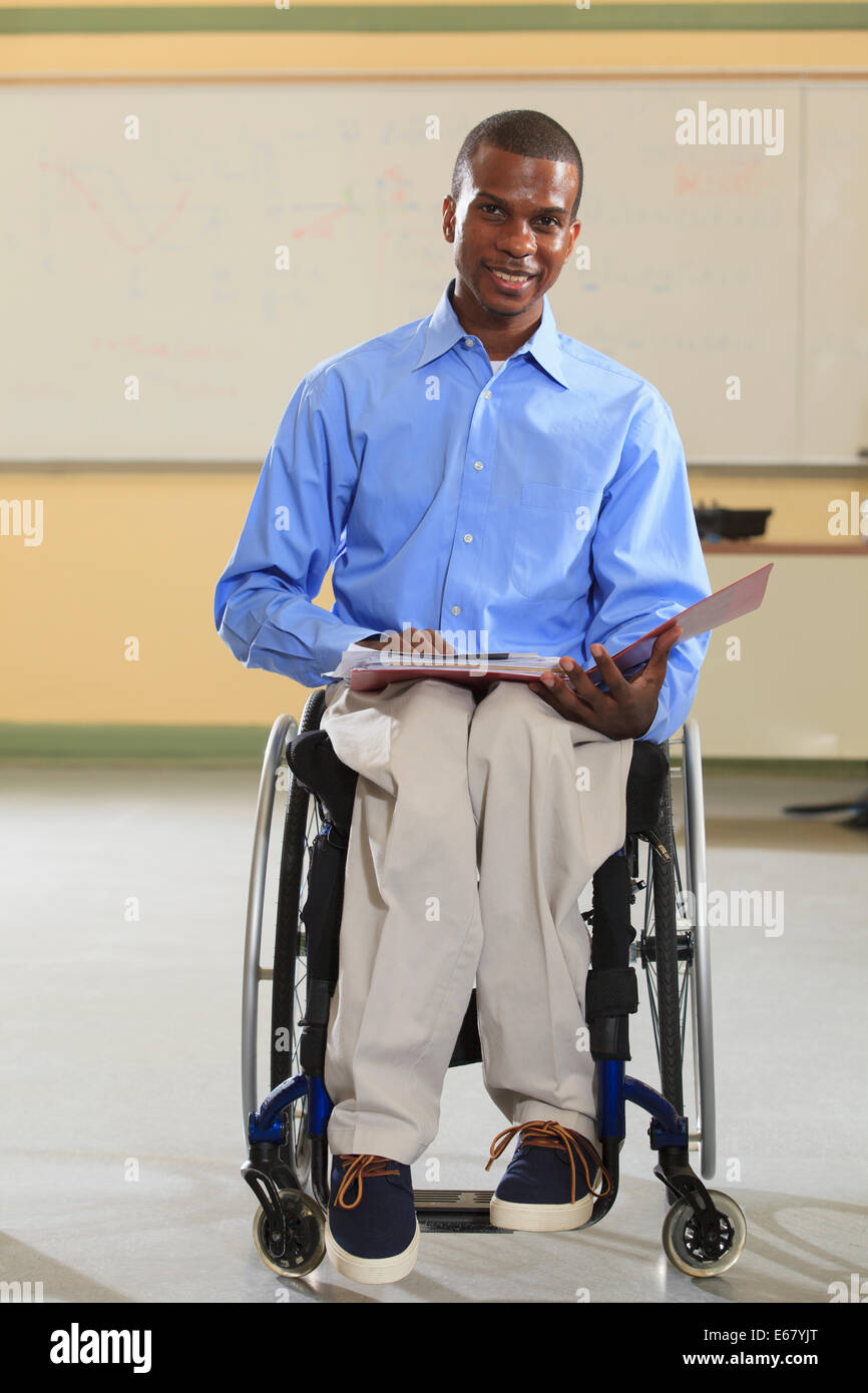 Maschinenbau-Student in einem Elektronik-Klassenzimmer in einen Rollstuhl vom Rückenmark Meningitis Stockfoto