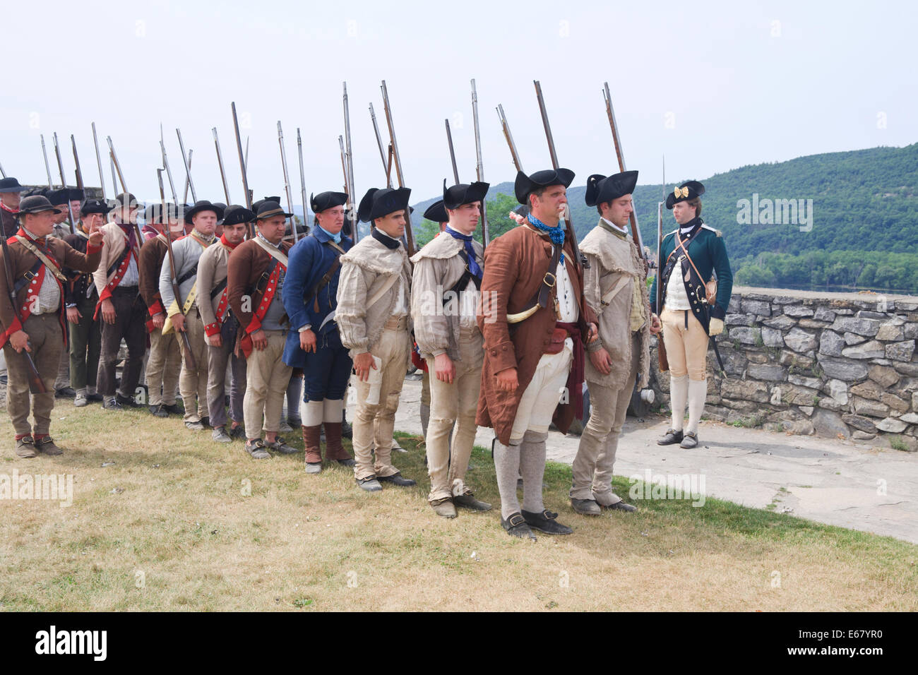 Amerikanische revolutionäre Krieg Soldaten (Reenactors) aufgereiht nach Inspektionen marschieren von Vorgesetzten. Stockfoto