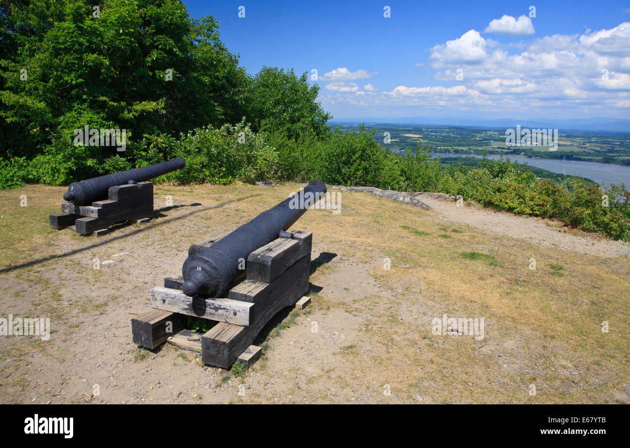 Kanonen mit Blick auf Fort Ticonderoga und Lake Champlain aus Fort Defiance, New York. Stockfoto