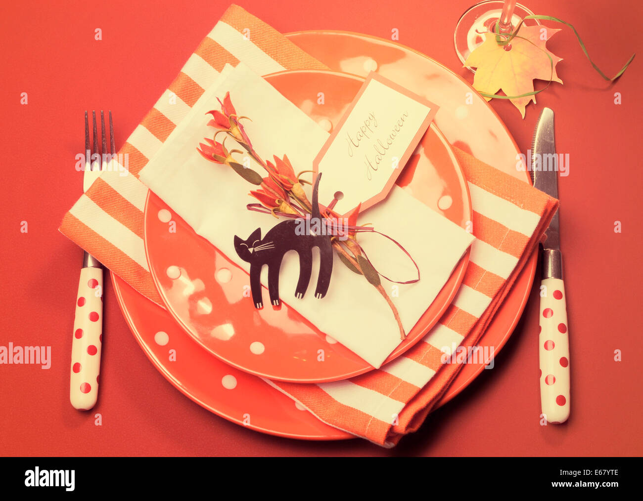 Retro Vintage Filter Stil hell und modern Happy Halloween orange Tupfen und Streifen auf den Tisch Gedeck. Stockfoto