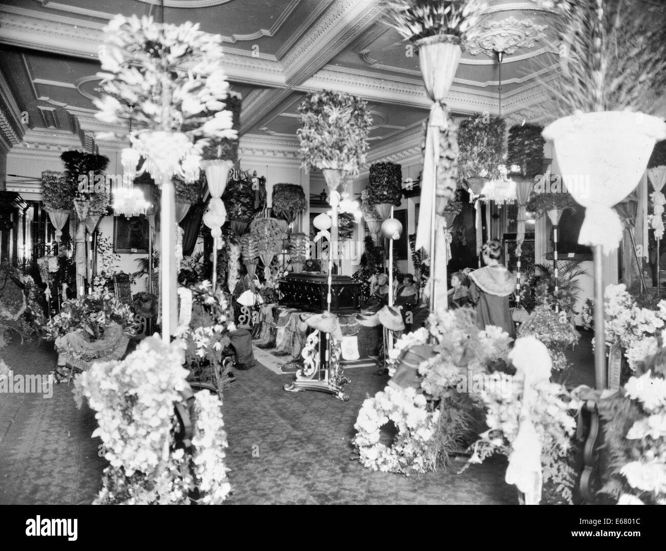 Schatulle, Besucher und Blumen im Thronsaal, bei Beerdigung von Liliuokalani, Königin von Hawaii, Honolulu, Hawaii, 1917 Stockfoto