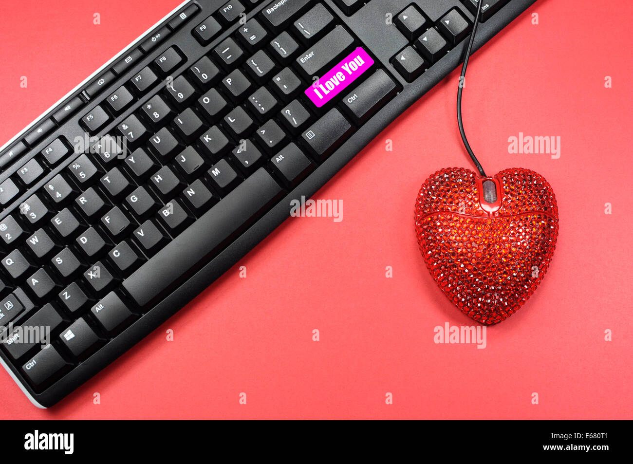 Rot Bling Glitzer Herz Form Maus mit Computer-Tastatur mit I Love You  Schlüssel auf rotem Grund, für den Valentinstag Stockfotografie - Alamy