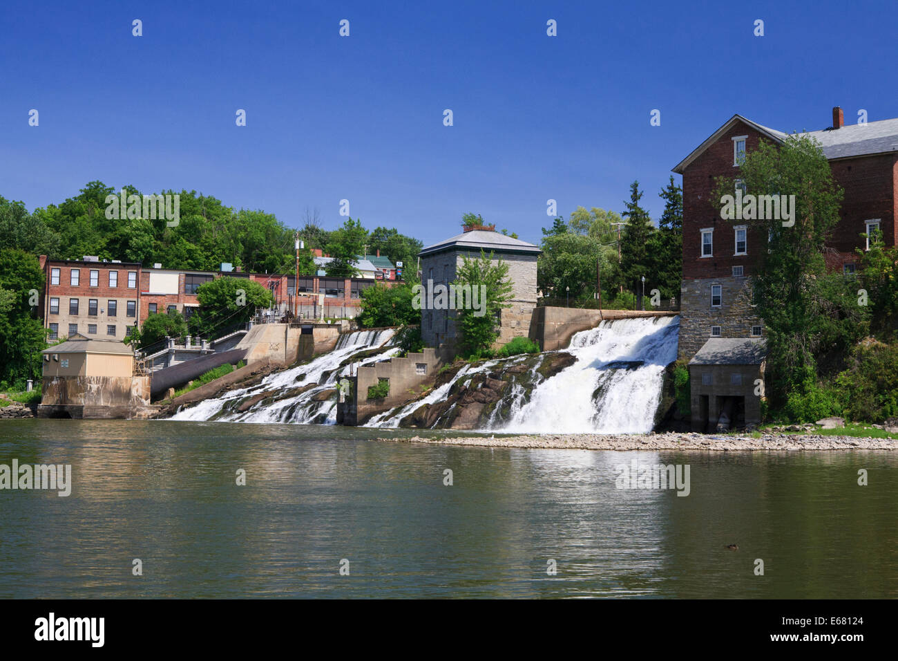 Die Innenstadt von Unternehmen und Wasserfälle in Vergennes, Vermont. Stockfoto