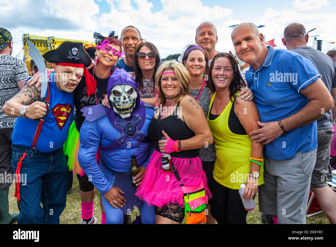 Remenham Henley Oxfordshire UK. 17. August 2014. Mitglieder der Menge verkleidet und genießen die 2014 "Rewind South Festival" statt 15-16-17 August 2014. Foto Credit: 2014 John Henshall / Alamy Live News. JMH6370 Stockfoto