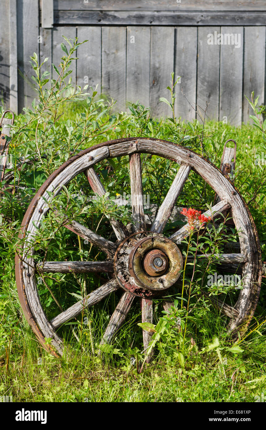Alte hölzerne Pionier Wagenrad in der historischen alten gold Rush Stadt Barkerville, innen Britisch-Kolumbien, BC, Kanada. Stockfoto