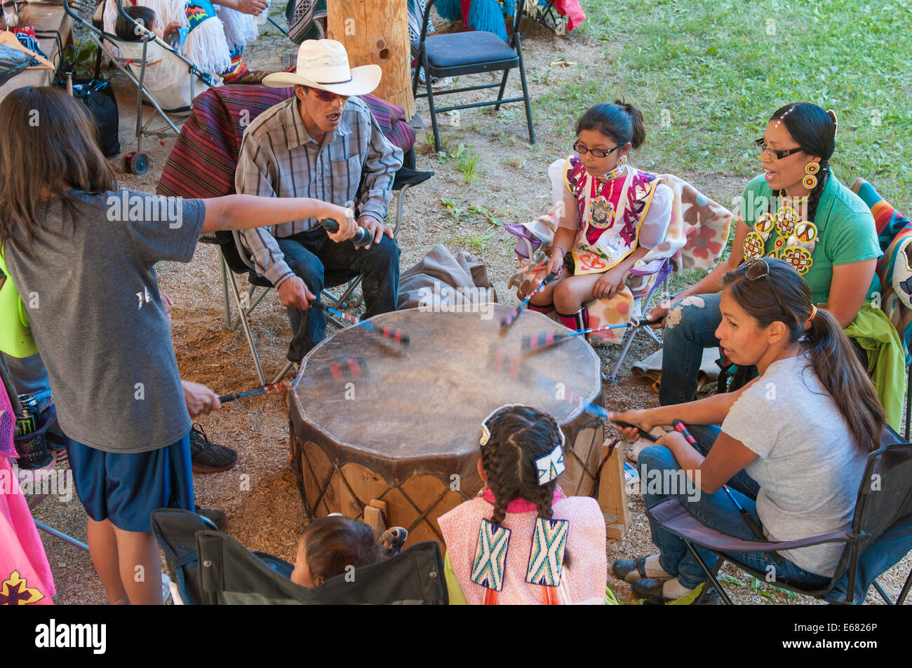 Traditionelle kostümierten Native First Nation Trommel Trommler Powwow pow pow Tänzer Performer in Canim Lake, British Columbia, Kanada. Stockfoto