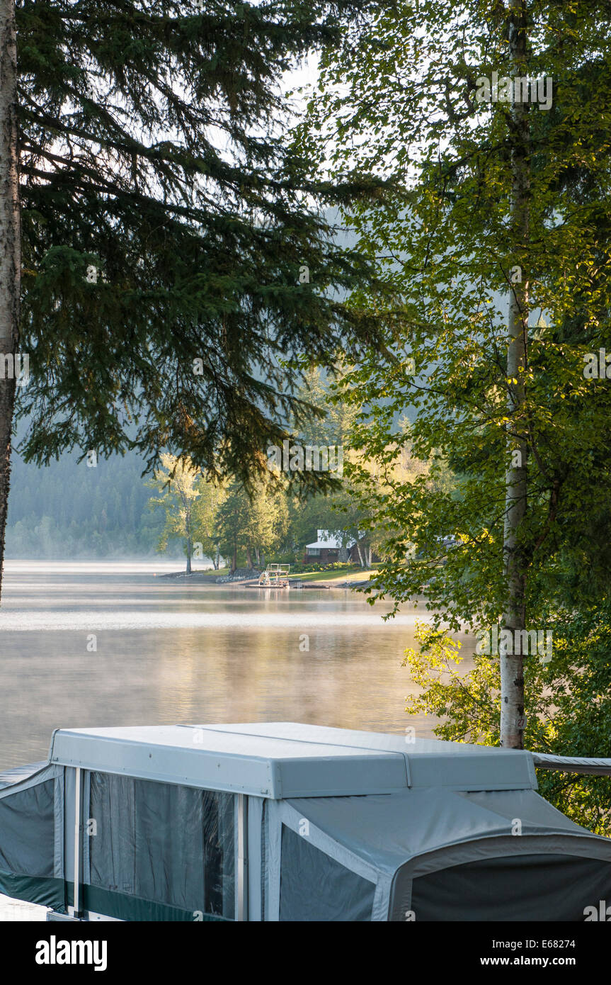 Morgennebel und RV Reisen Anhänger Campingplatz camping Zelt am Canim Lake, British Columbia, Kanada. Stockfoto
