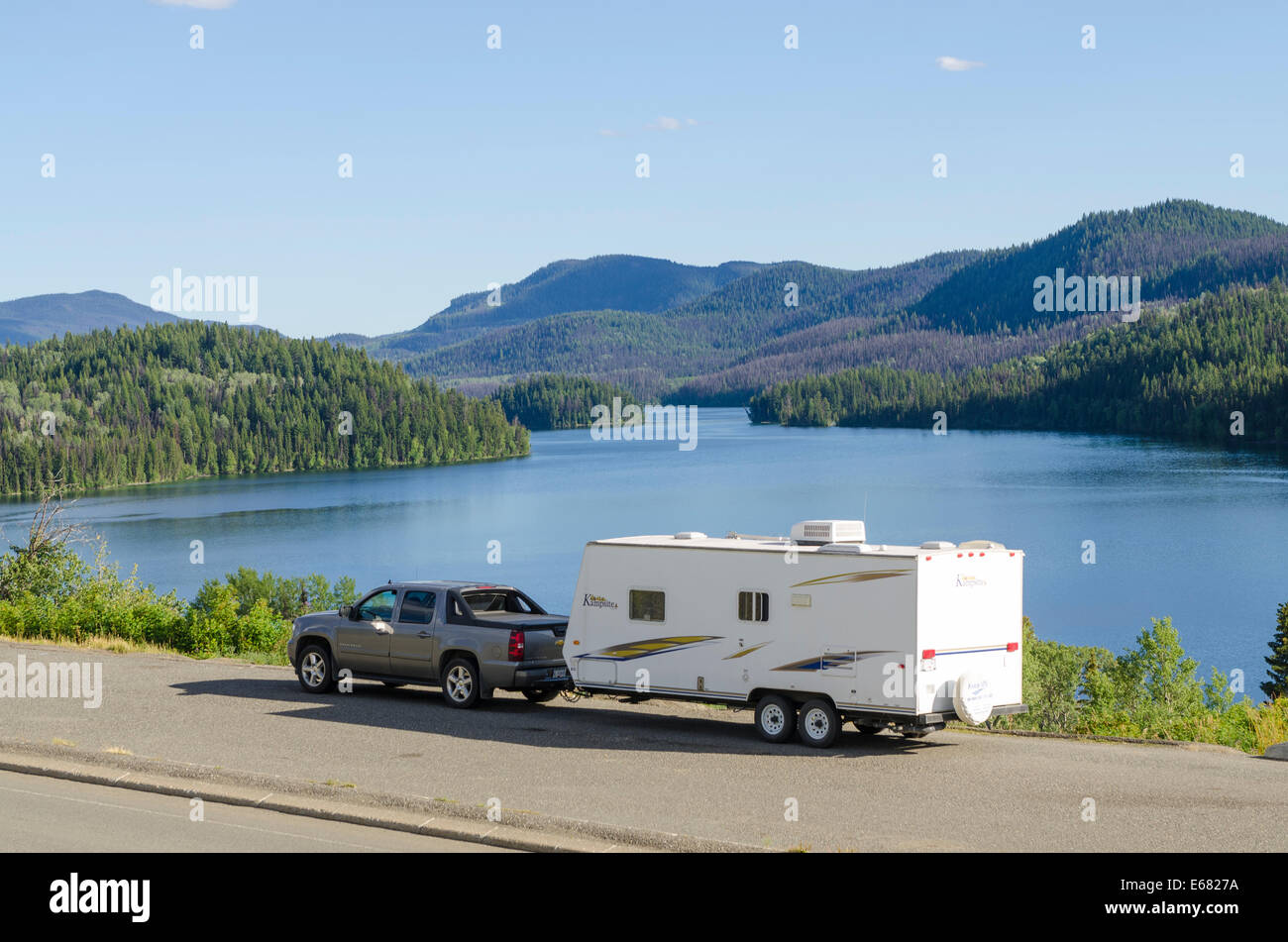 Freizeitfahrzeug rv Reisen Anhänger am Lac De Roches (See der Felsen), Britisch-Kolumbien, Kanada. (PR) Stockfoto