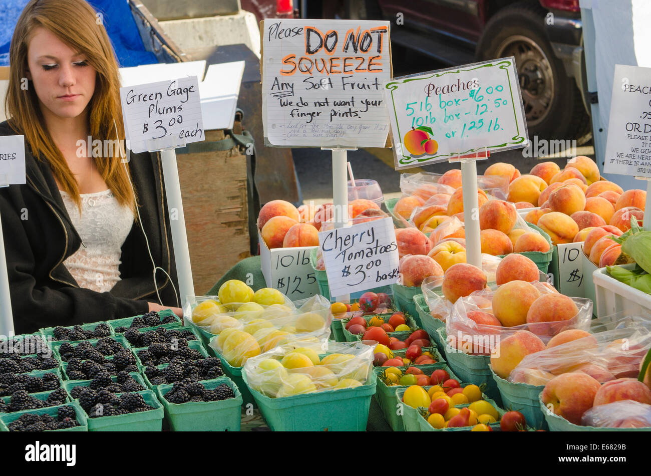 Frische Pfirsiche Obststand Pflaumen Beeren auf dem Bauernmarkt