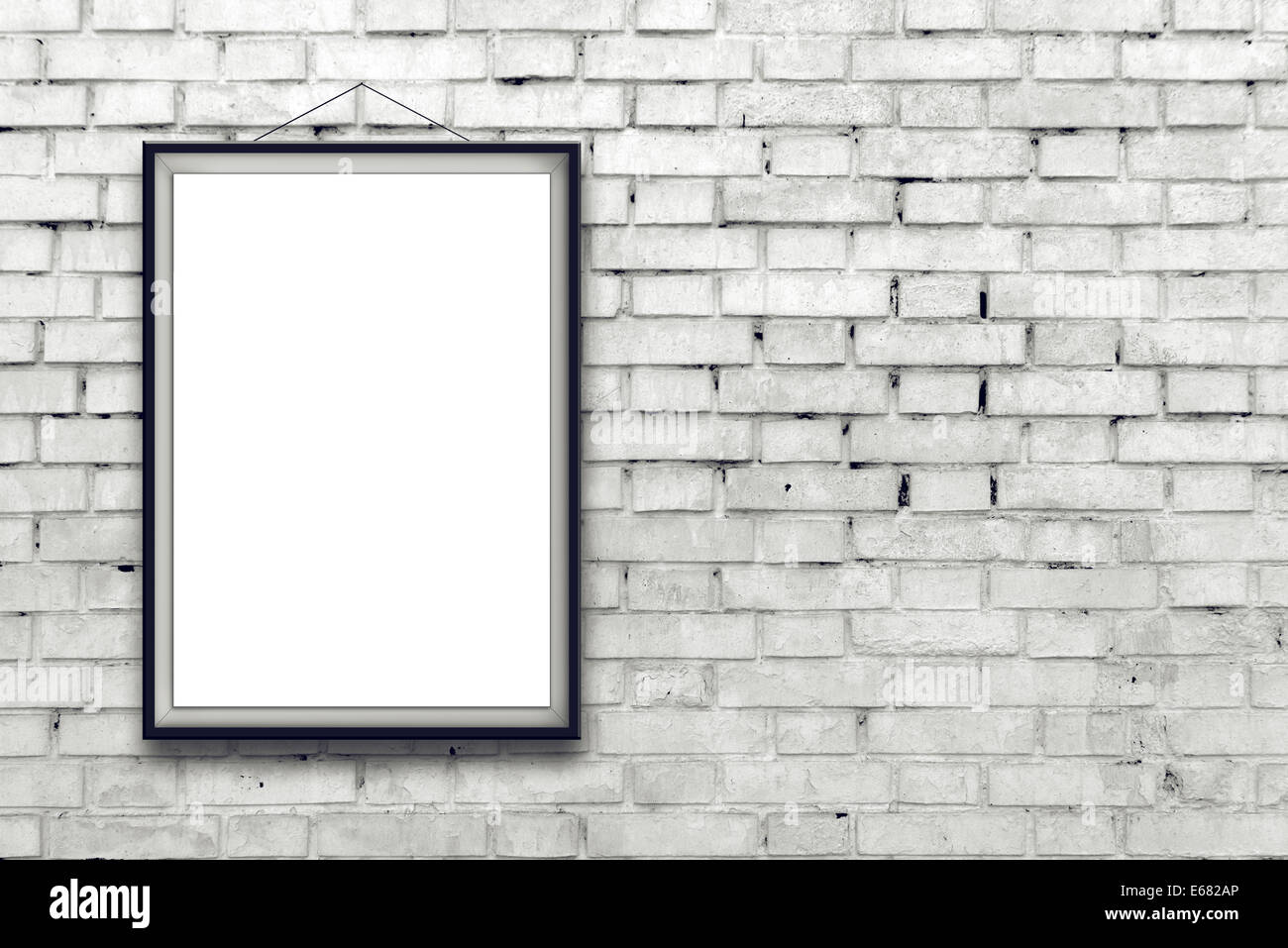 Leere vertikale Malerei Poster in schwarzen Rahmen hängen weiße Mauer. Malerei-Proportionen entsprechen internationalen Papier Größe A Stockfoto