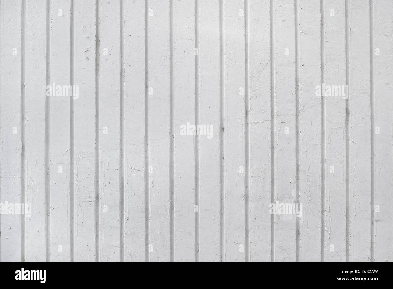 Weiße abgestreift Betonwand Textur als städtische Grunge veraltete Architektur Hintergrund mit vertikalen Linien Stockfoto