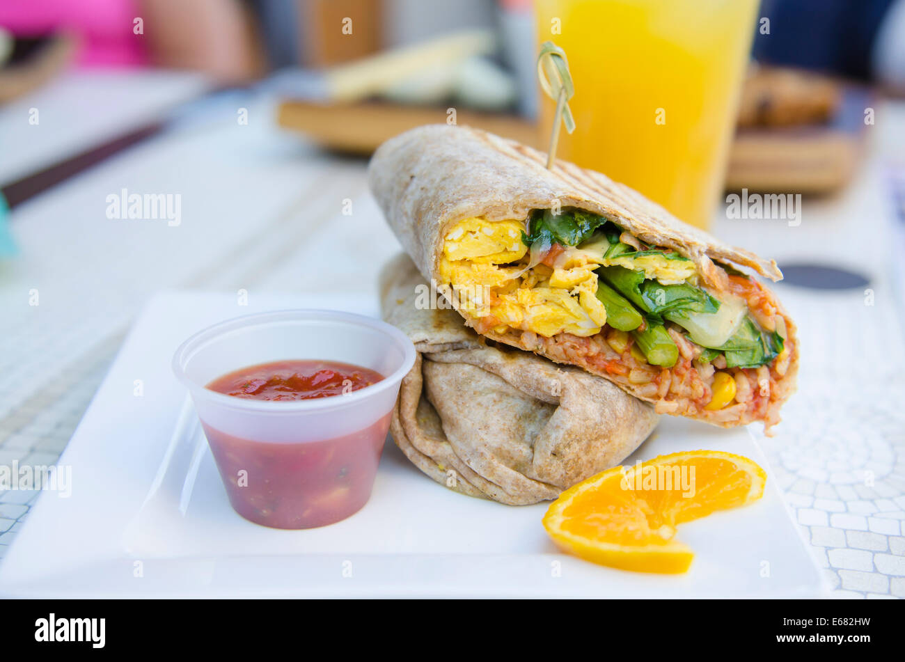 Frühstück Burrito Essen Saft bei The Bench Kunsthandwerksmarkt Restaurant, Penticton, innen Britisch-Kolumbien, BC, Kanada. Stockfoto