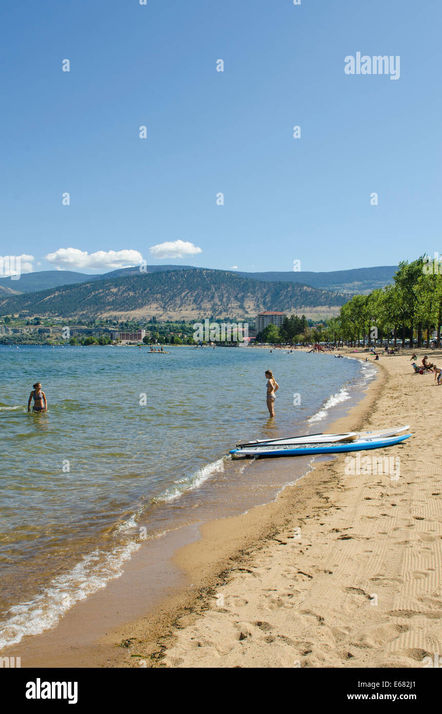 Schwimmer und Sonnenanbeter am Okanagan See Strand Penticton, innen Britisch-Kolumbien, BC, Kanada. Stockfoto