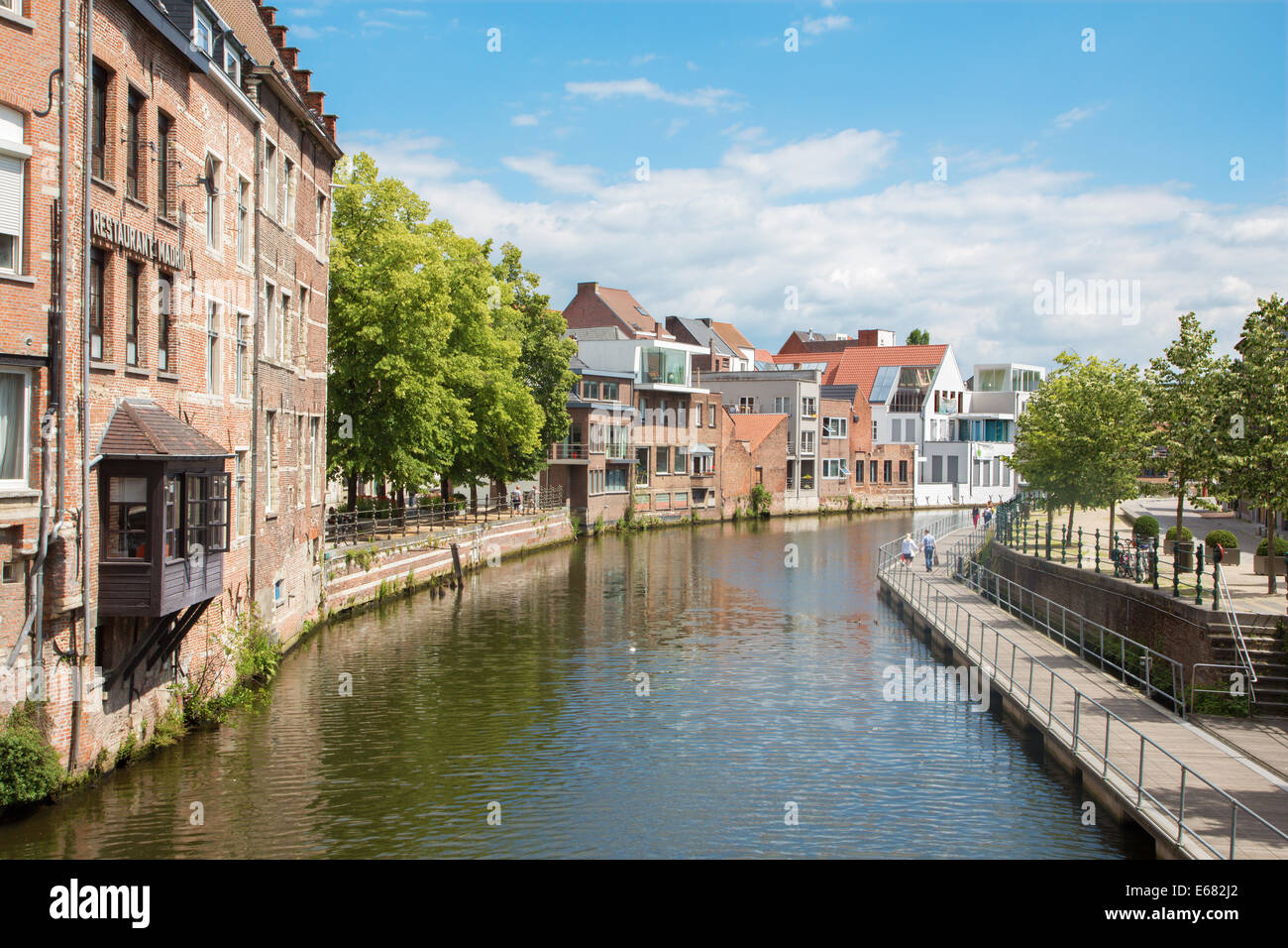 MECHELEN, Belgien - 14. Juni 2014: Kanal und Promenade. Stockfoto