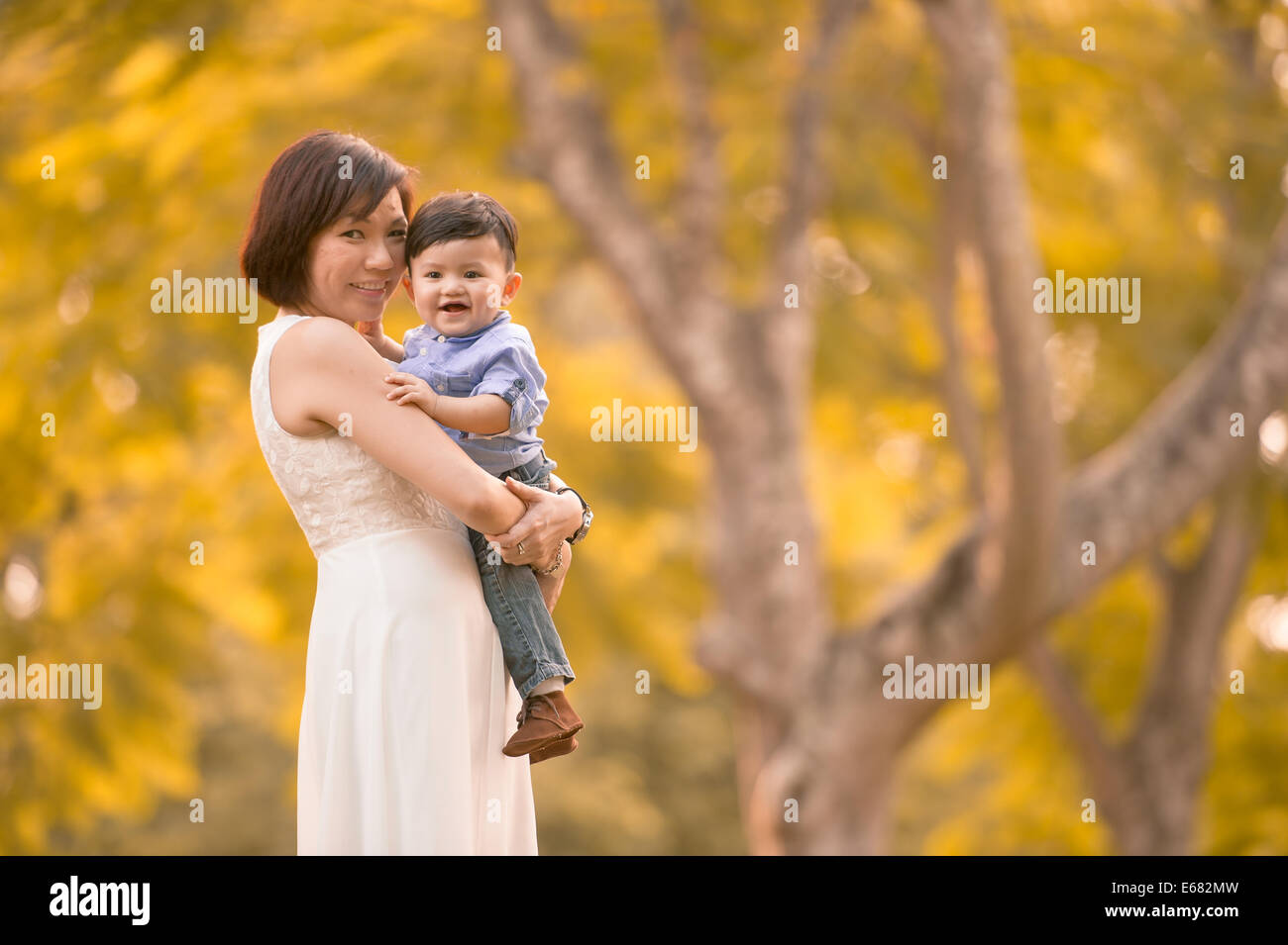 Junge asiatische Familie Spaß im park Stockfoto