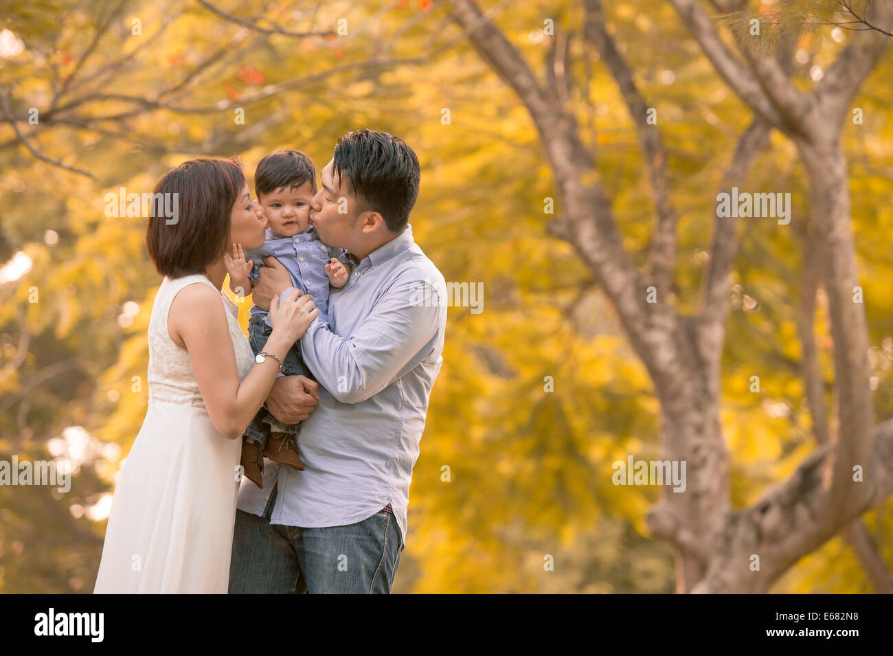Junge asiatische Familie Spaß im park Stockfoto