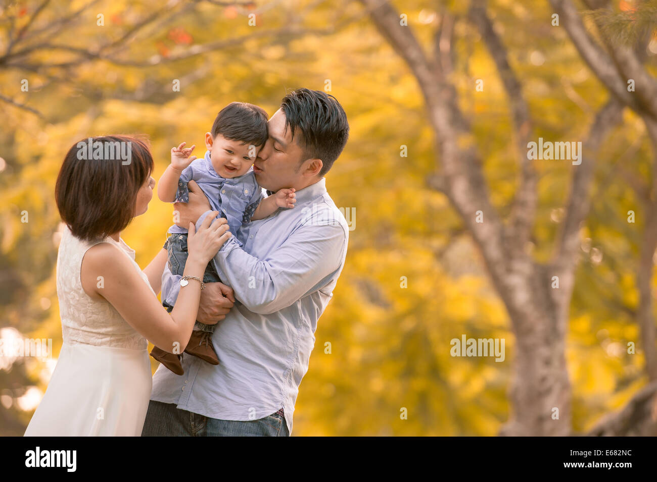 Junge asiatische Familie Spaß im park Stockfoto
