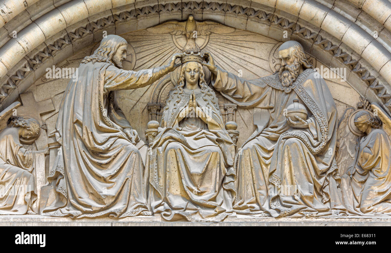 Brüssel, Belgien - 15. Juni 2014: Die Krönung der Jungfrau Maria auf dem Mann-Portal der gotischen Kirche Notre Dame De La Chapelle. Stockfoto