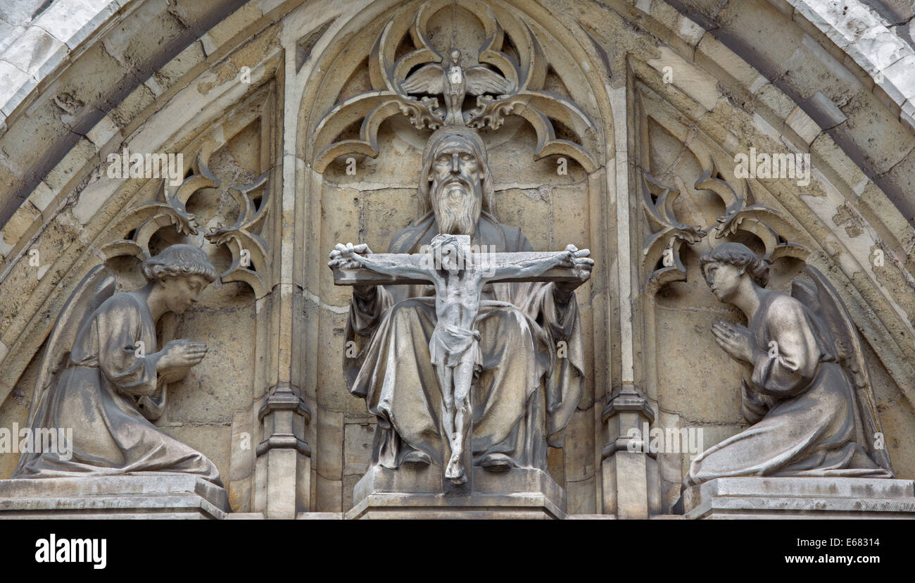 Brüssel, Belgien - 15. Juni 2014: Der Heiligen Dreifaltigkeit auf dem Ost-Portal der gotischen Kirche Notre Dame De La Chapelle. Stockfoto