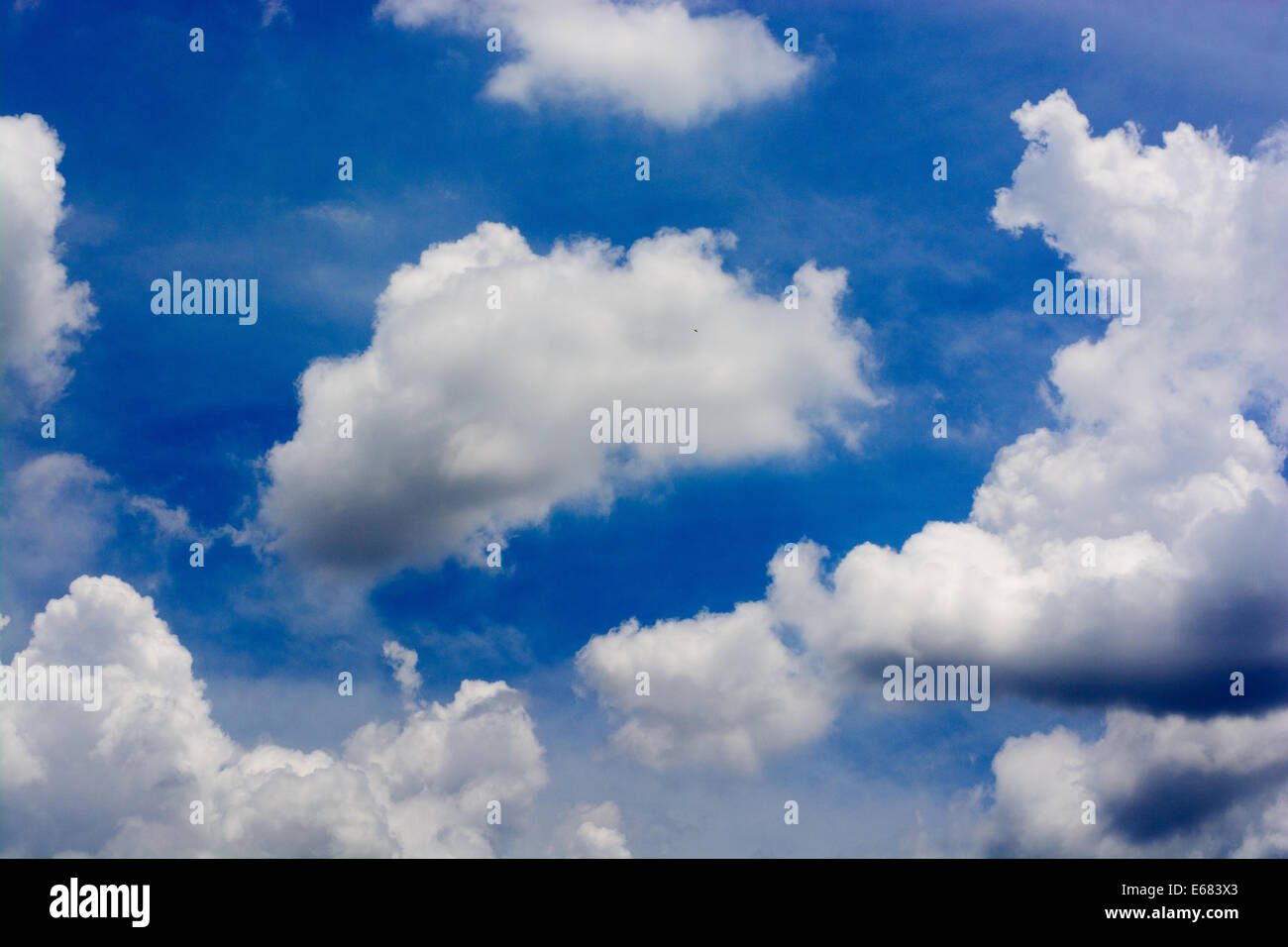 Blauer Himmel, Thailand. Tapete Stockfoto