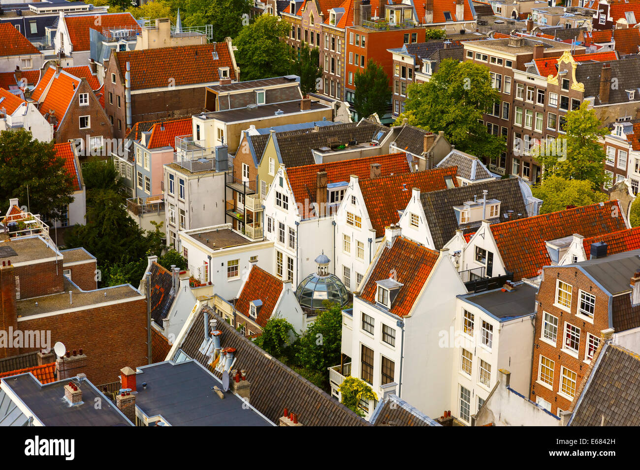 Dächer und Fassaden von Amsterdam. Blick auf die Stadt vom Glockenturm der Kirche Westerkerk, Holland, Niederlande. Stockfoto