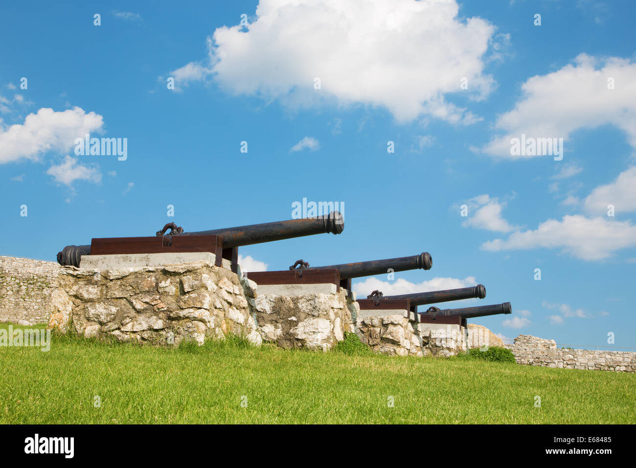Spissky Burg - Blick zu den Gewehren von unten Schlosshof Stockfoto