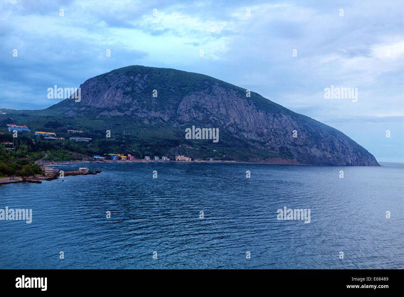 Hurzuf oder Gursuf ist ein Kurort auf der Krim (Nordküste des Schwarzen Meeres). Der berühmte Berg der Aju-Dag (Bear Mountain) ich Stockfoto